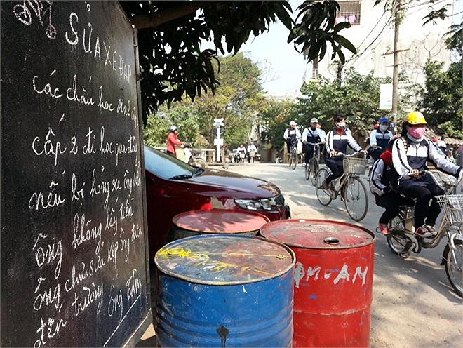 Hàng ngày, rất nhiều lứa học sinh đi qua nhà ông. Kể cả khi các cháu lớn nhờ ông đều vui vẻ giúp. 
