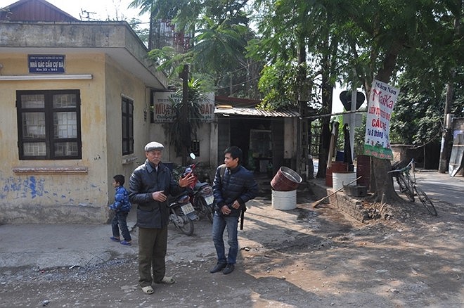 Ông Tâm viết tấm bảng nói rõ sửa xe miễn phí cho các cháu học sinh cấp 1, cấp 2 vì biết các cháu không có tiền.