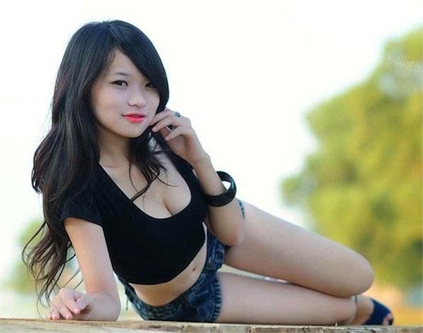 Với thân hình nóng bỏng, khuôn mặt dễ thương, cô bạn 20 tuổi Nguyễn Lê Diệu Linh hiện đang khá 'đắt sô' trong giới PG. 