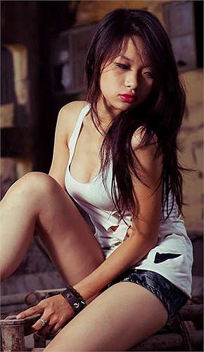 Cô bạn 9X này còn nhận được không ít lời mời làm người mẫu ảnh, đại diện cho thương hiệu thời trang tại Hà Nội. 