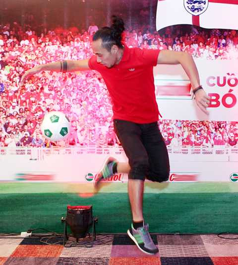 Phạm Anh Khoa, Suboi cuồng nhiệt cùng bóng đá