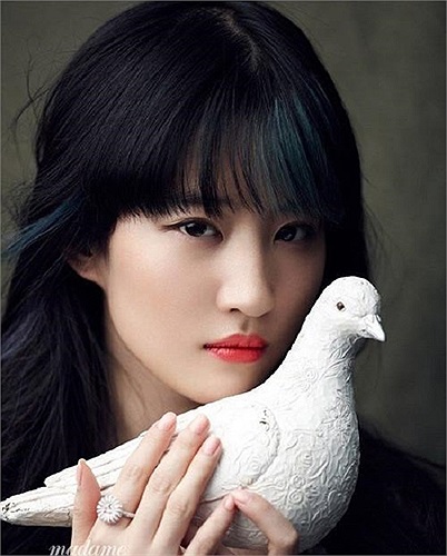 Lưu Diệc Phi dù không phải sở hữu đôi mắt gợi cảm nhất hay khuôn miệng đạt chuẩn nhưng cô luôn mang đến vẻ đẹp thoát tục, cảm giác xưa nay khó kiếm tìm.