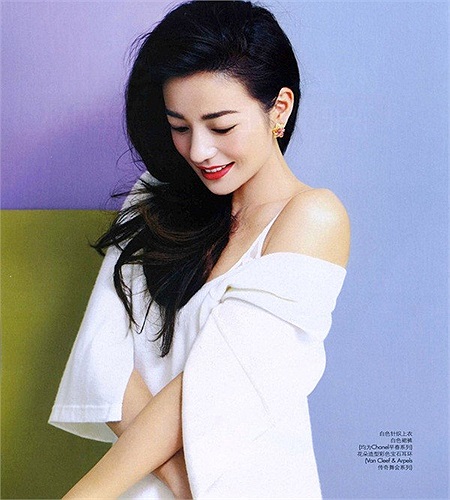 Triệu Vy có vẻ đẹp rất sáng với nụ cười rực rỡ. Nhìn Triệu Vy, khó ai có thể cưỡng được trước nhan sắc của cô.