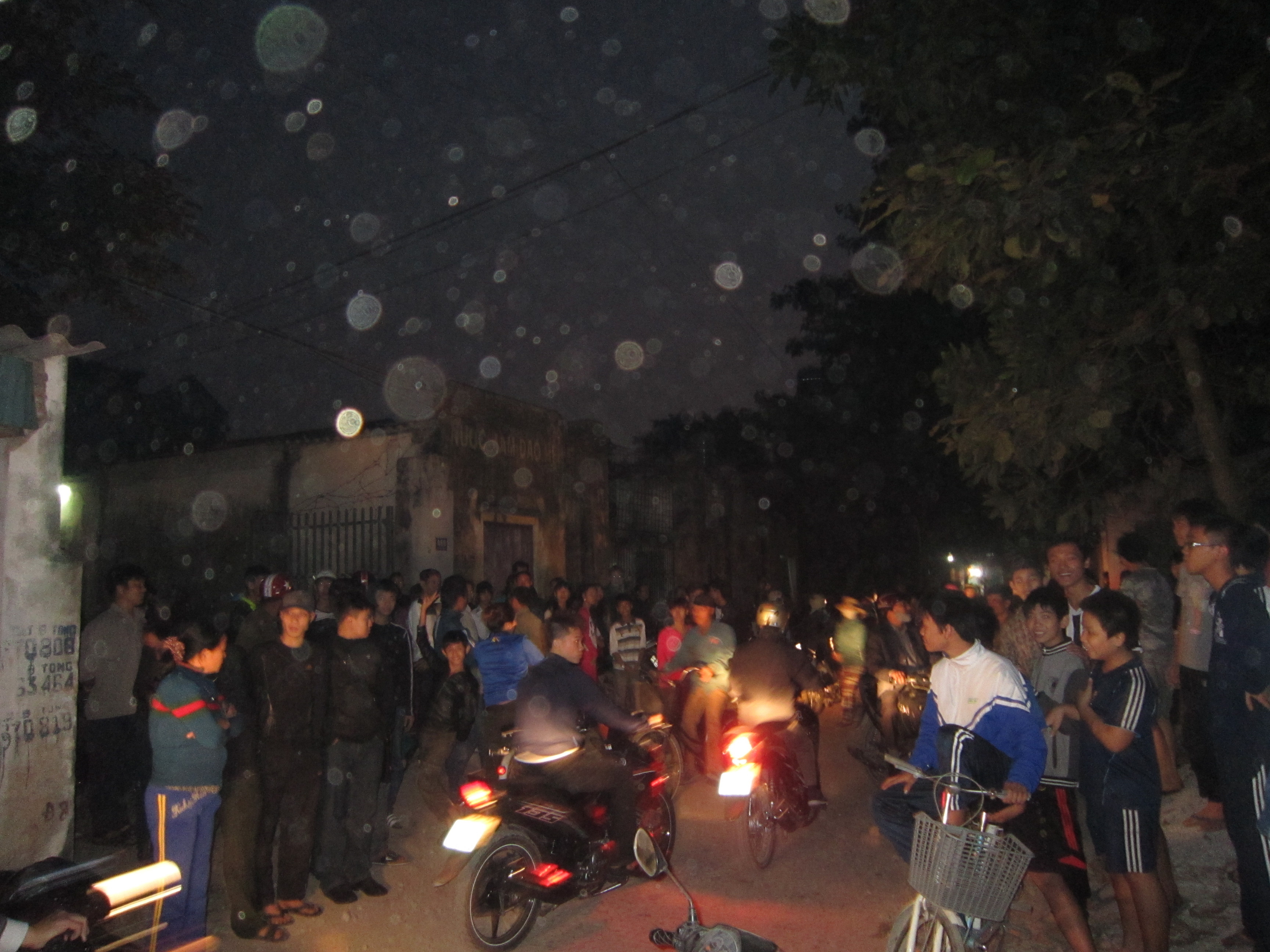 Nhiều người dân hiếu kỳ tự tập phía trên hiện trường phát hiện tử thi Nam.