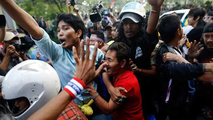 Một người đàn ông áo đỏ bị đánh