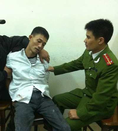 Giải cứu trẻ sơ sinh từ tay bố đẻ đang 'phê thuốc'