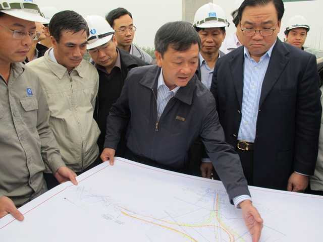 Phó Thủ tướng thị sát đường cao tốc hiện đại nhất Việt Nam