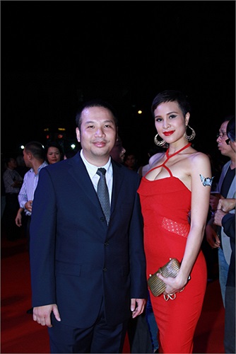 Phương Mai nổi trội hơn cả 'ông bầu' Quang Huy về chiều cao.