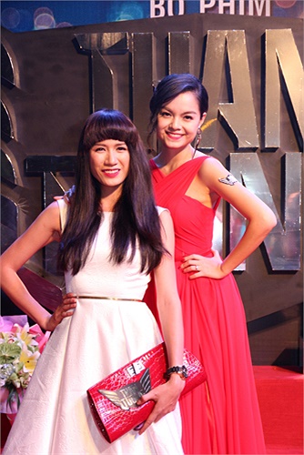 Người mẫu Trang Trần đến chúc mừng vợ chồng Phạm Quỳnh Anh.