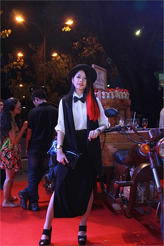 Hot Girl Chi Pu cũng tham gia với vai ca sỹ đối thủ của Hoàng Thùy Linh. Bộ phim Thần tượng sẽ được ra rạp vào ngày 20/12.