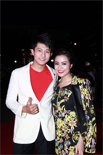 Trong phim, Hoàng Thùy Linh đảm nhiệm vai chính, là cô ca sỹ cùng tên với cô. 