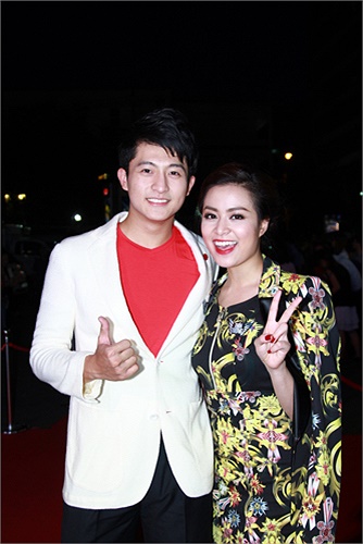 Đam mê ca hát và có giọng hát thiên phú nhưng cô chưa bao giờ dám nghĩ đến việc đứng trên sân khấu, vì mẹ Linh rất khắt khe. Khi Linh gặp Trí (hot boy Harry Lu đóng)thì cô đã bị thuyết phục làm ca sỹ.