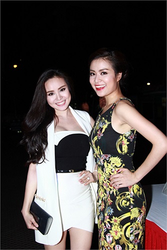 Nhiều nghệ sỹ, người nổi tiếng showbiz đến chúc mừng đoàn phim ngày ra mắt. Vy Oanh rạng rỡ bên Hoàng Thùy Linh.