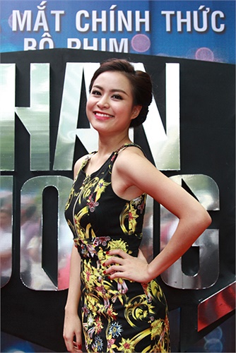 Diện bộ váy hiệu kín đáo, Hoàng Thùy Linh trông rất sang trọng.