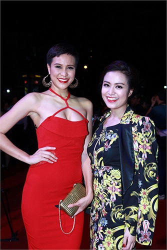 Tuy nhiên, khi đọ sắc cùng Siêu mẫu Phương Mai, nhan sắc Hoàng Thùy Linh lép vế hoàn toàn dù Phương Mai chỉ tham gia một vài cảnh phụ trong phim.