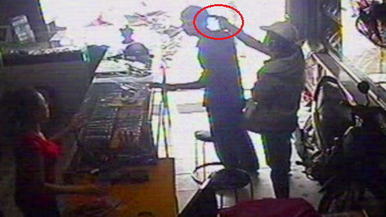 Cảnh đối tượng dùng súng uy hiếp được camera tại cửa hàng ghi lại