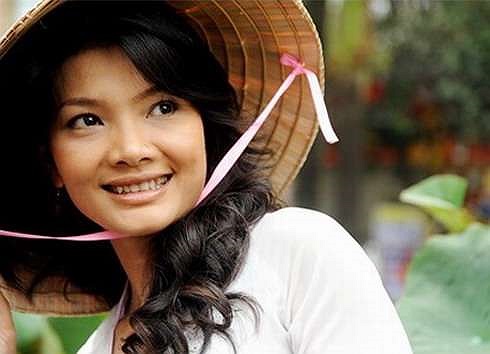 Sau này cô vẫn thường xuyên nhận được những 'lời mời khiếm nhã'. Nếu một cô gái bị người đàn ông 'ngỏ lời' như thế thì có thể coi là mình bị xúc phạm nhưng với những người phục vụ ở quán bar thì thấy là bình thường.