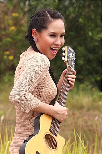 May mắn, cha mẹ sau đó phải đi tìm và đưa cô về nhà. Có lẽ, chất ngang ngược đã ở sẵn trong con người nữ ca sỹ, nhạc sỹ 'điên và phiêu' hết mình.