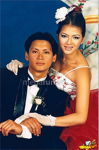 Đáng chú ý nhất là chuyện cô từng kết hôn vào năm chỉ mới 18 tuổi. Thậm chí giấy chứng nhận kết hôn của cô và người chồng là Việt kiều Đức tên Dương Tiết Lâm cũng bị tung lên mạng.