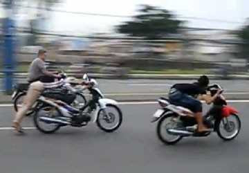 Tình trạng đua xe, tụ tập gây rối nhen nhóm trở lại ở các cung đường nóng một thời. Bài viết: http://news.zing.vn/Cuoi-nam-quai-xe-tung-hoanh-o-Sai-Gon-post381438.html#home_cate.tinchinh Nguồn Zing News