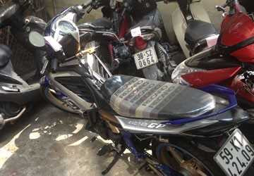  Xe máy độ của một “quái xế” bị đội CSGT tuần tra dẫn đoàn tạm giữ lúc rạng sáng 29/12.