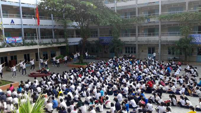 quảng cáo tấn công trường học