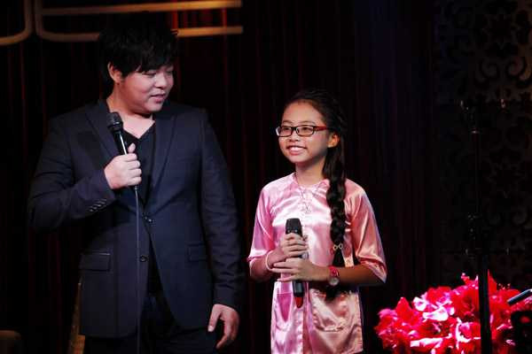 Quang Lê về nước đem micro 200 triệu cho Phương Mỹ Chi