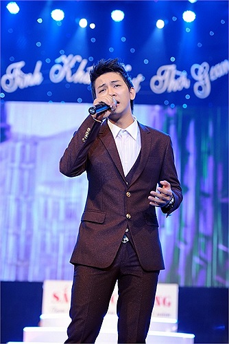 Ngoài màn song ca cùng sư phụ của mình, chàng trai 18 tuổi với gương mặt thư sinh và đôi mắt đầy tình cảm còn thể hiện ca khúc trữ tình Mưa đêm tỉnh nhỏ nhận được sự cổ vũ nồng hậu.