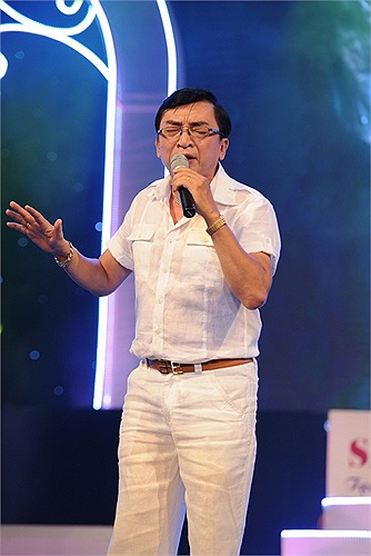 Sau thời gian lui về sáng tác nhiều ca khúc nổi tiếng cho các ca sĩ trẻ, Đình Văn đã trở lại đúng chất trữ tình và ngọt ngào cùng ca khúc Giọt lệ đài trang của nhạc sĩ Châu Kỳ. Đây là lần xuất hiện khá hiếm hoi của anh trên sân khấu kể từ Tình khúc v