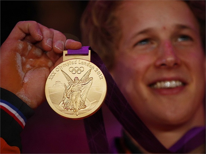 Hà Lan: 612 tấn. Chỉ có 10% lượng dự trữ vàng của Hà Lan là nằm trong lãnh thổ quốc gia này. Số còn lại được cất giữ tại Mỹ, Canada và Anh.