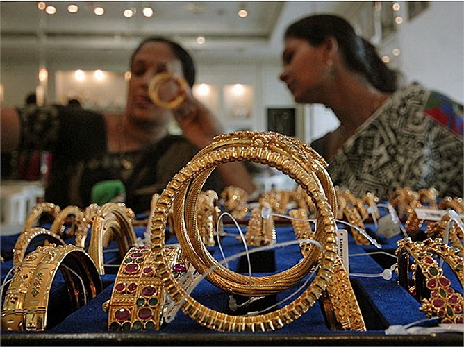 Ấn Độ: 557 tấn. Là một trong những đất nước có nhu cầu người dân tiêu thụ vàng thuộc hàng lớn nhất thế giới. Năm nay chính phủ Ấn Độ đã tiến hành hạn chế nhập khẩu vàng, đây là một trong những nguyên nhân khiến giá vàng thế giới đi xuống.