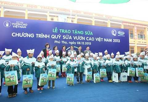 Quỹ sữa Vươn Cao Việt Nam đến với trẻ em nghèo Phú Thọ