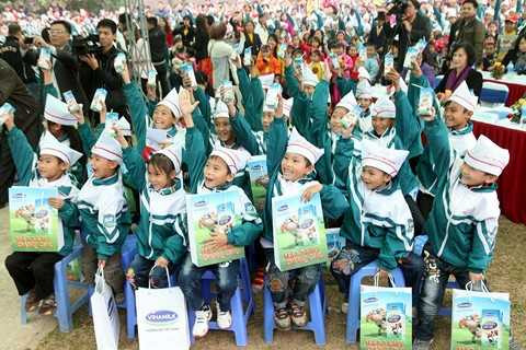 Quỹ sữa Vươn Cao Việt Nam đến với trẻ em nghèo Phú Thọ