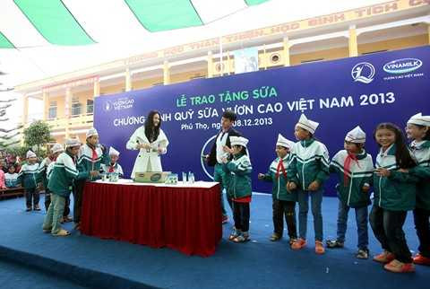 Quỹ sữa Vươn Cao Việt Nam đến với trẻ em nghèo Phú Thọ