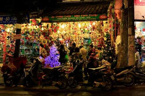 Người mua cũng dần đông hơn, dù càng về tối, trời càng rét đậm