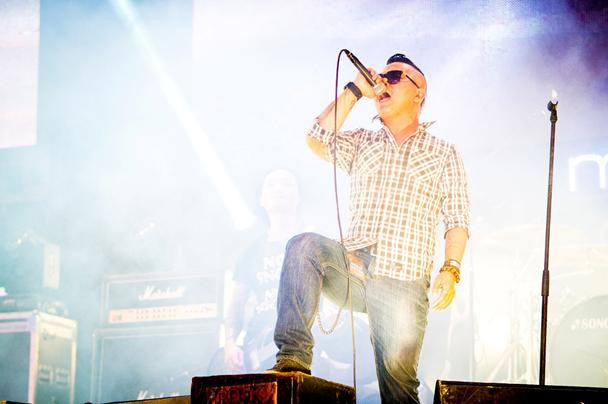 “Tìm lại” nằm trong album đầu tay “Lối thoát” của ban nhạc phát hành năm 2005