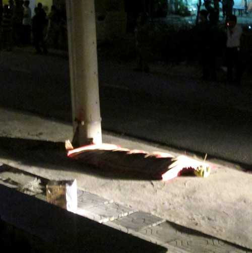 Thi thể bé trai rơi từ sân thượng xuống đất.