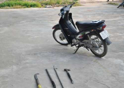 Chiếc xe máy của nạn nhân và các tang vật khác của vụ án