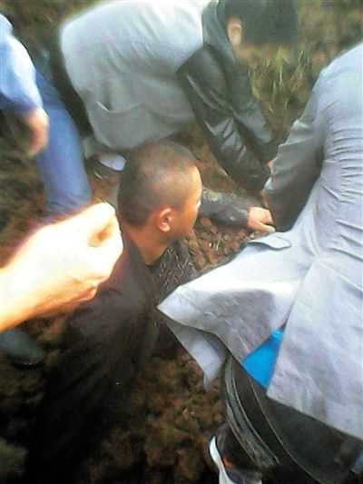 Rúng động vụ quan Trung Quốc chôn sống 5 người