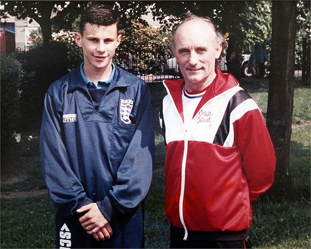 Chú bé Ryan Giggs bên Dennis Scholfield, HLV cũ ở Deans Youth Club, đội bóng mà Giggs đã gia nhập từ khi lên 8