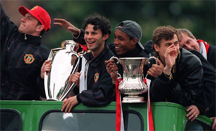 Cú đúp danh hiệu Premier League và FA Cup của Giggs giành được cùng MU