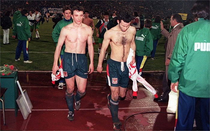 Giggs cùng các đồng đội ở tuyển xứ Wales thất vọng sau khi để thua Bulgaria ở vòng loại Euro 1996