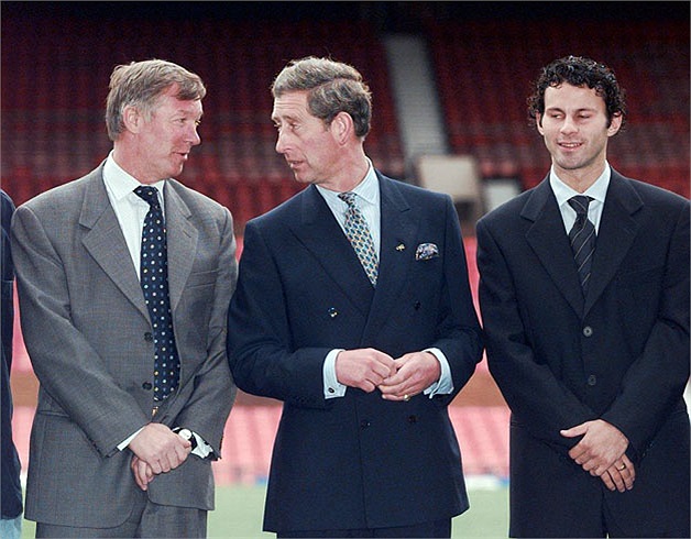 Giggs cùng Thái tử Charles và HLV trưởng Sir Alex Ferguson