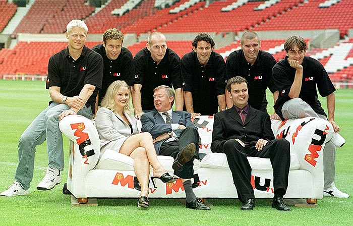 Peter Schmeichel, Ronnie Johnsen, Jaap Stam, Giggs, Roy Keane và Gary Neville cùng HLV Alex Ferguson chụp ảnh nhân dịp ra mắt kênh truyền hình MUTV năm 1998