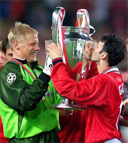 Giggs ăn mừng chức vô địch Champions League đầu tiên năm 1999