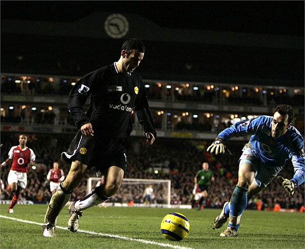 Giggs vượt qua Almunia và căng ngang để Ronaldo ghi bàn. Trận này Man Utd thắng Arsenal 4-2 ngay trên sân khách