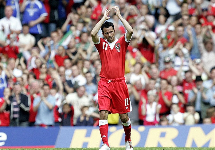 Giggs từ giã đội tuyển xứ Wales vào tháng 6/2007, sau trận đấu với CH Czech. Tổng cộng anh có 64 lần khoác áo đội tuyển