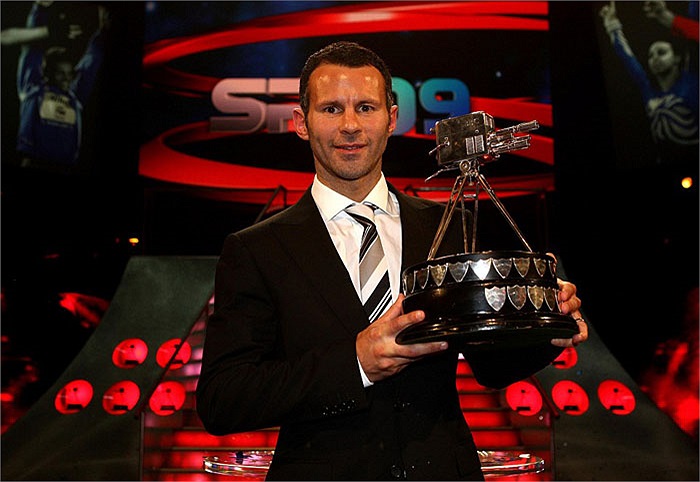 Với 11 chức vô địch Premier League, tính đến năm 2009, Giggs đã được BBC vinh danh