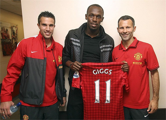 Giggs, Van Persie trao áo kỷ niệm cho Usain Bolt