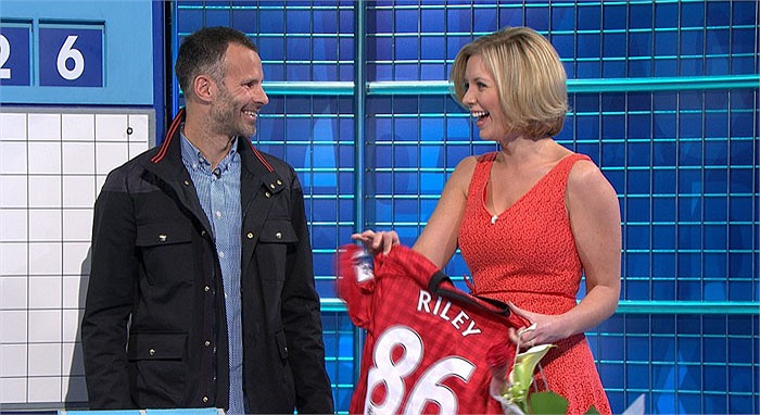 Giggs tặng áo kỷ niệm cho MC Rachel Riley, nhân dịp cô này có lần thứ 1000 xuất hiện trên kênh Channel 4